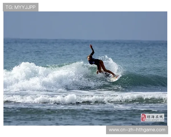 冲浪选手在巨浪中摆造型拍照,摄影师称其“海上疯子”